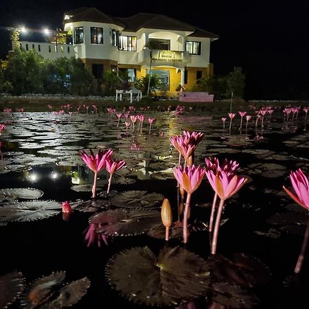 Bua Daeng Homestay Resort Kumphawapi 外观 照片