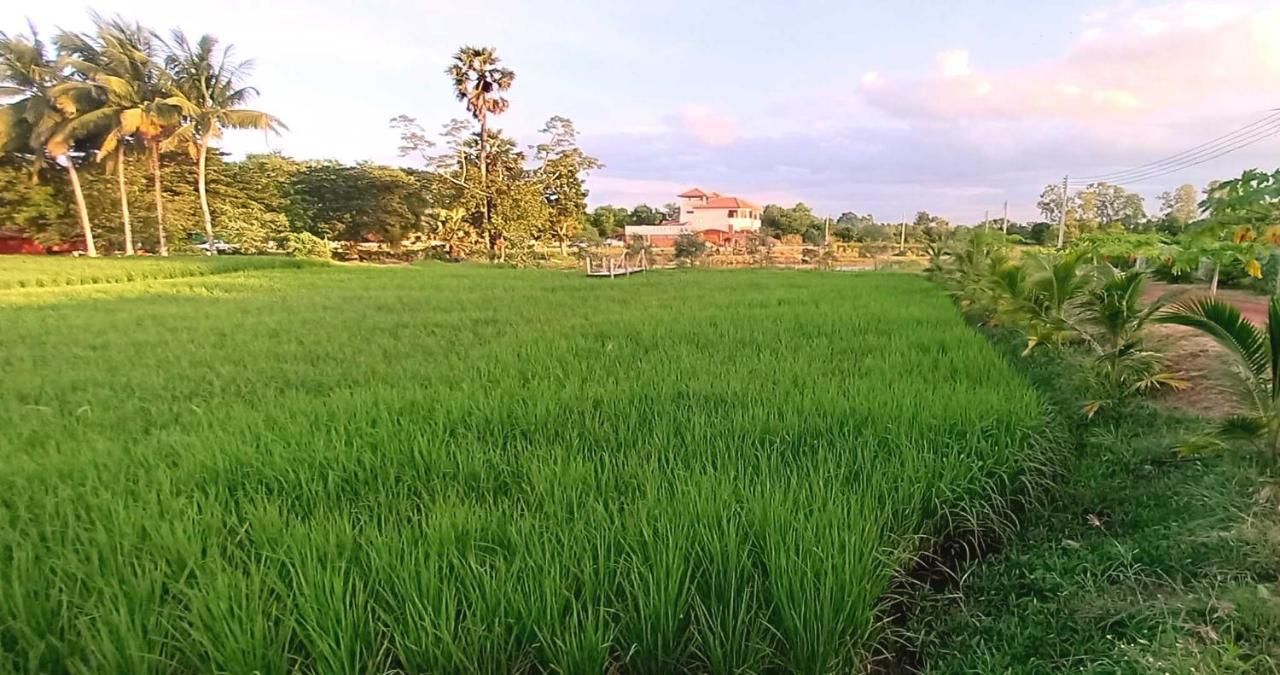 Bua Daeng Homestay Resort Kumphawapi 外观 照片