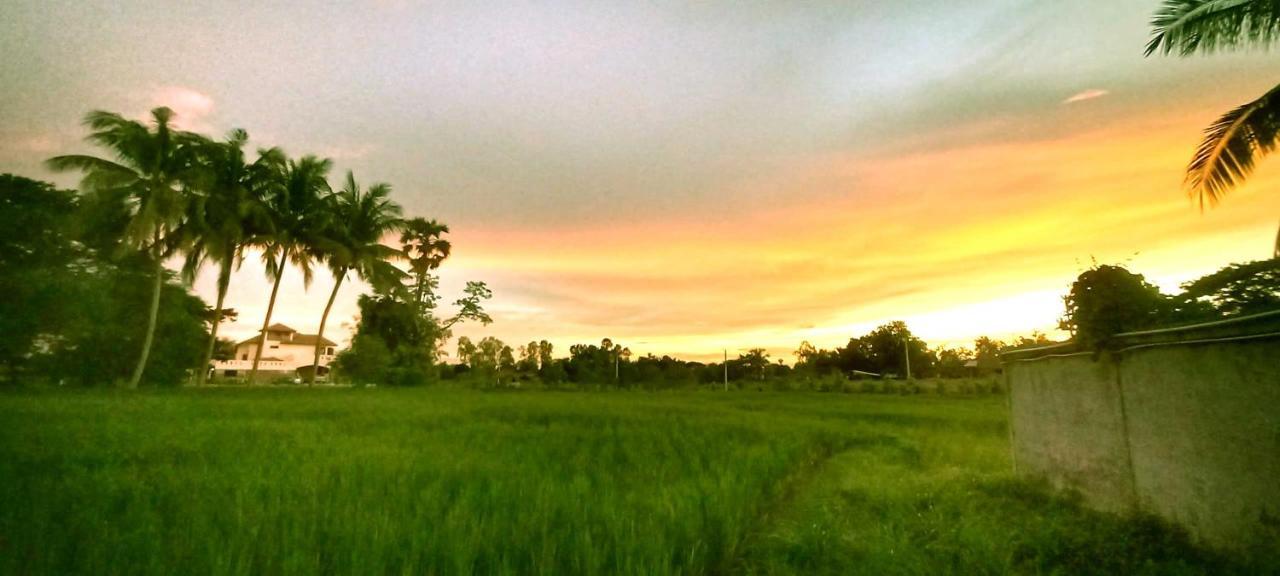 Bua Daeng Homestay Resort Kumphawapi 外观 照片