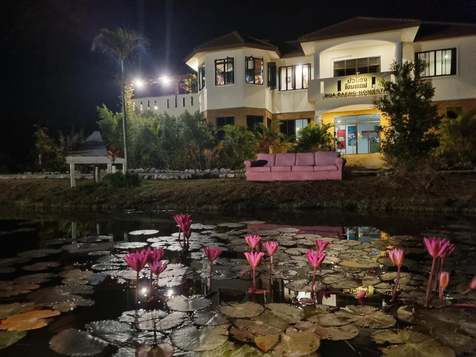 Bua Daeng Homestay Resort Kumphawapi 外观 照片