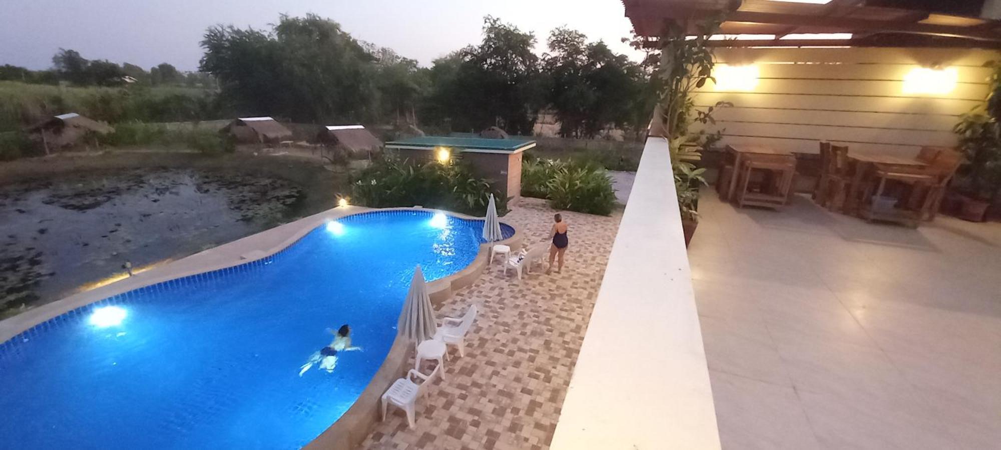 Bua Daeng Homestay Resort Kumphawapi 外观 照片