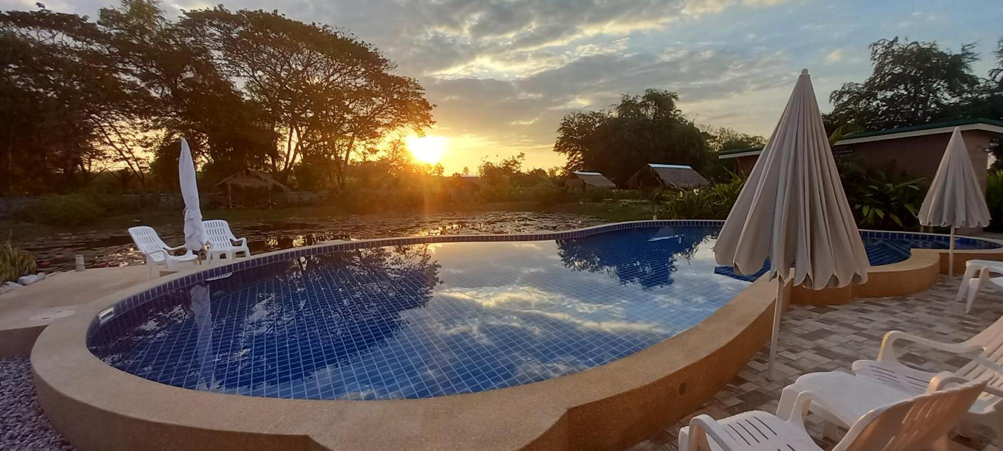 Bua Daeng Homestay Resort Kumphawapi 外观 照片