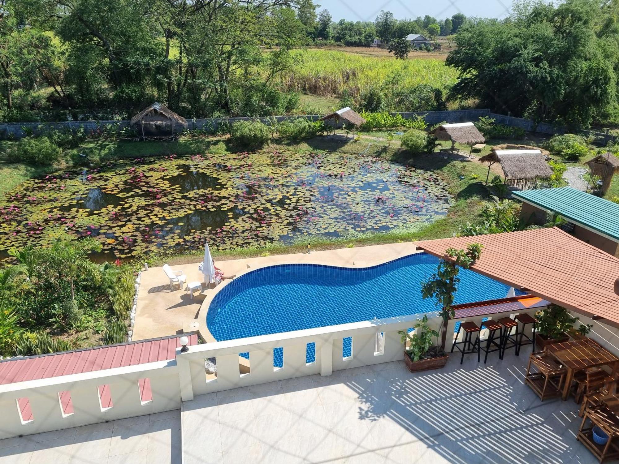 Bua Daeng Homestay Resort Kumphawapi 外观 照片