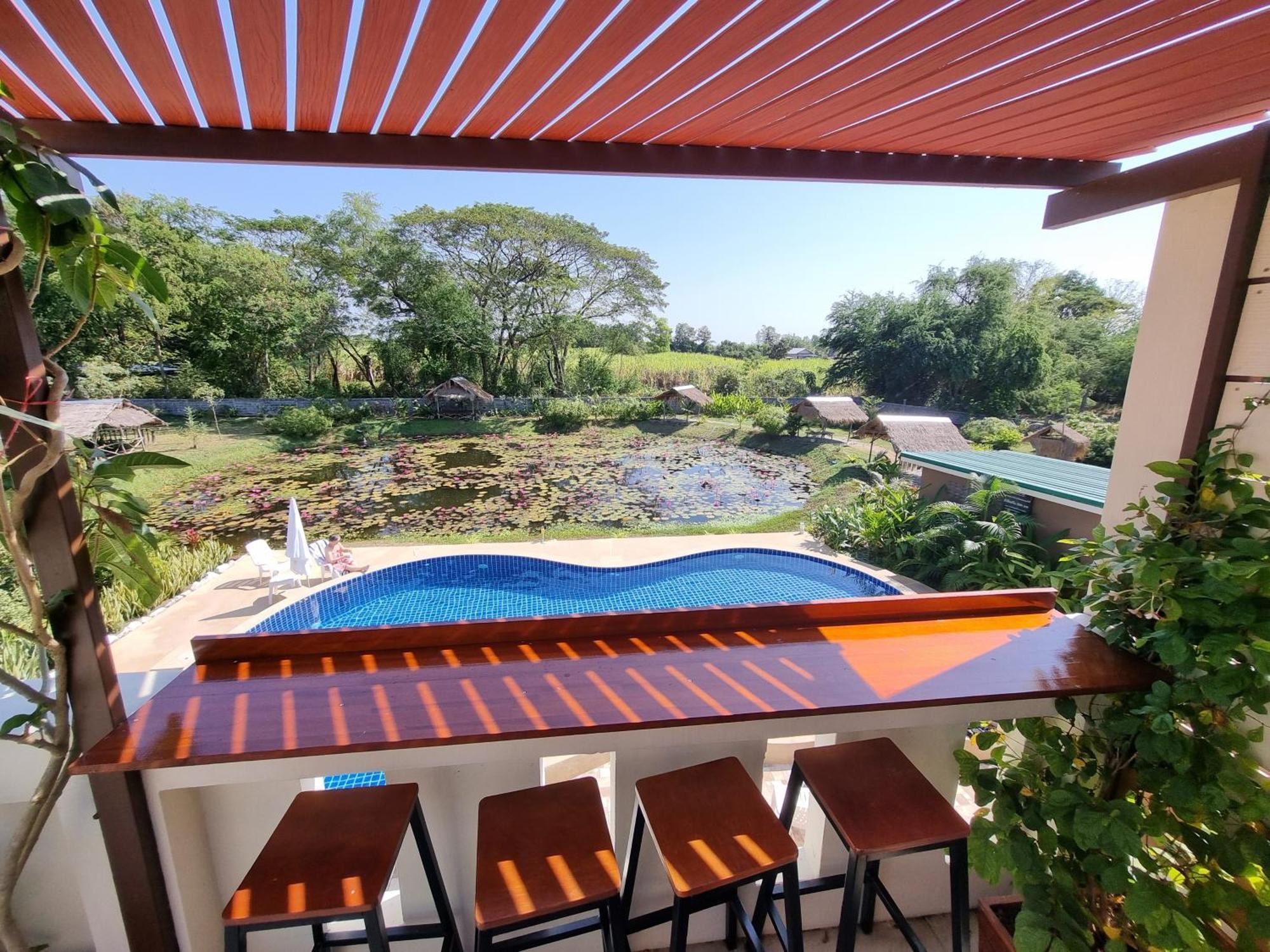 Bua Daeng Homestay Resort Kumphawapi 外观 照片