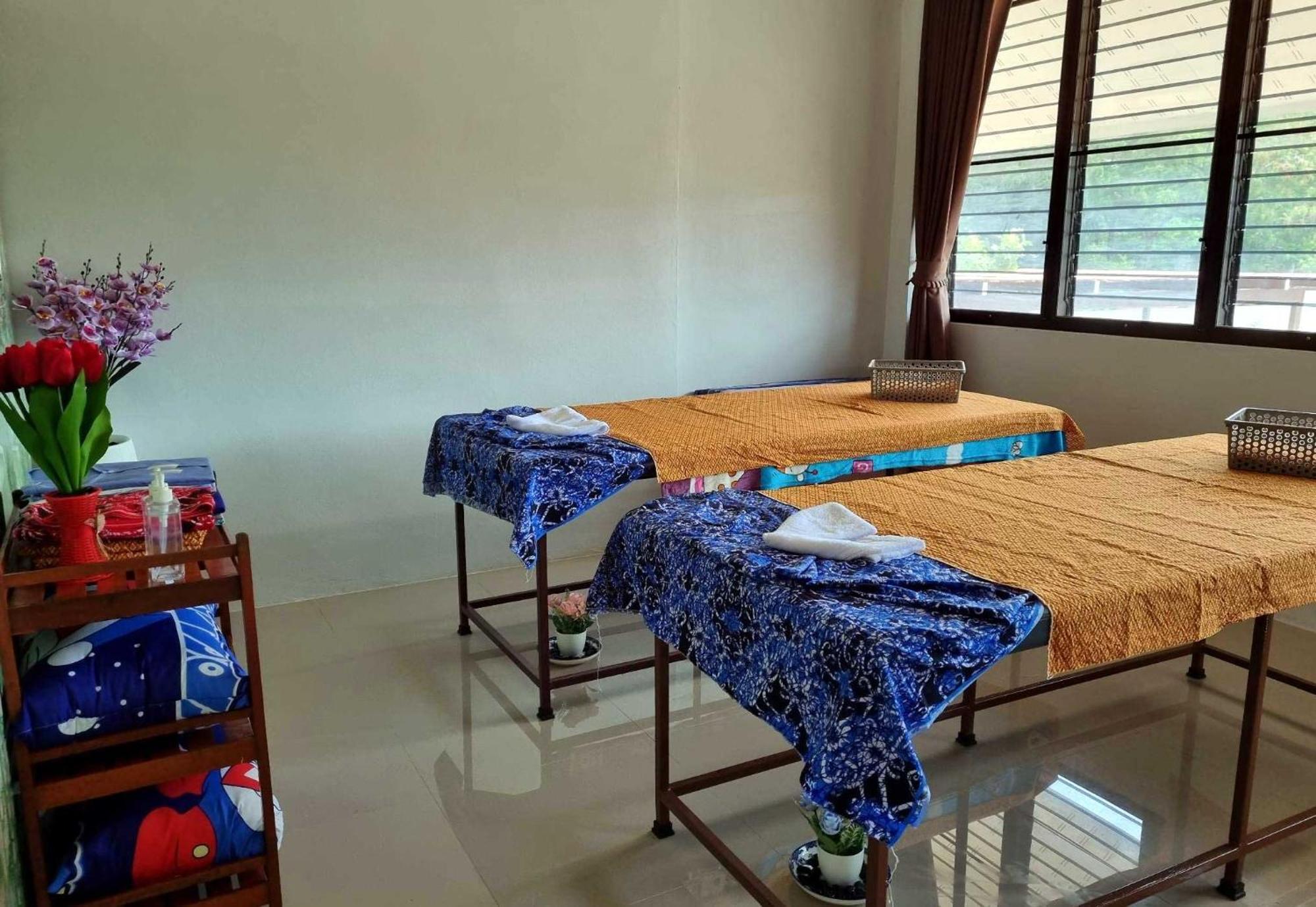 Bua Daeng Homestay Resort Kumphawapi 外观 照片