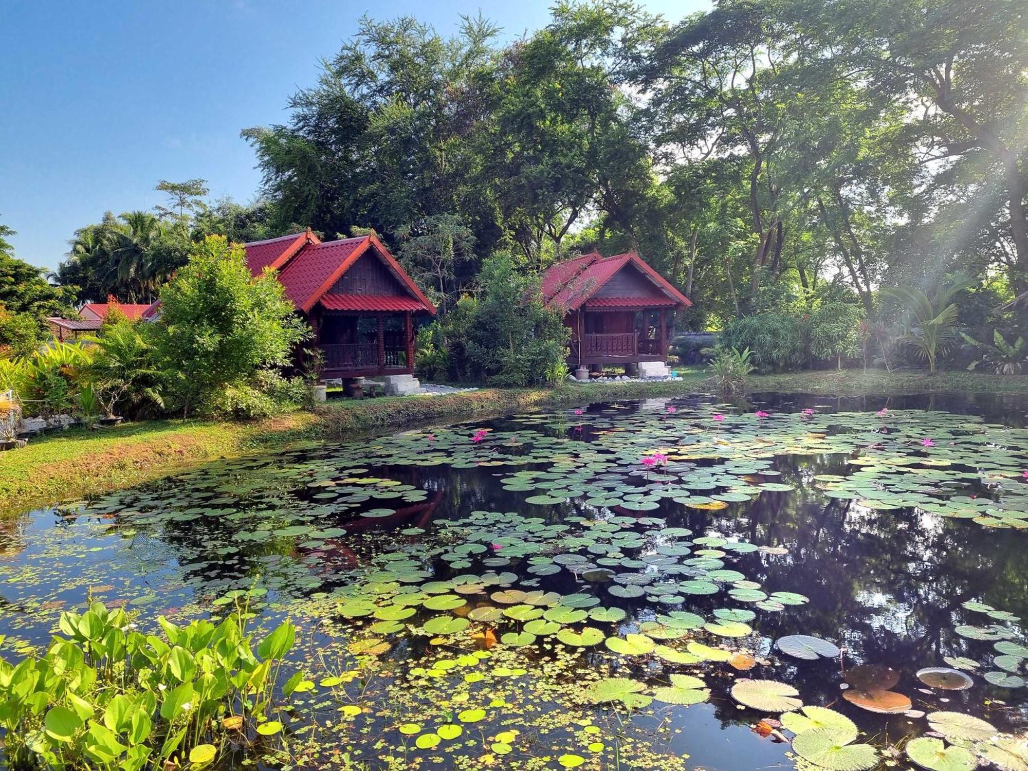 Bua Daeng Homestay Resort Kumphawapi 外观 照片