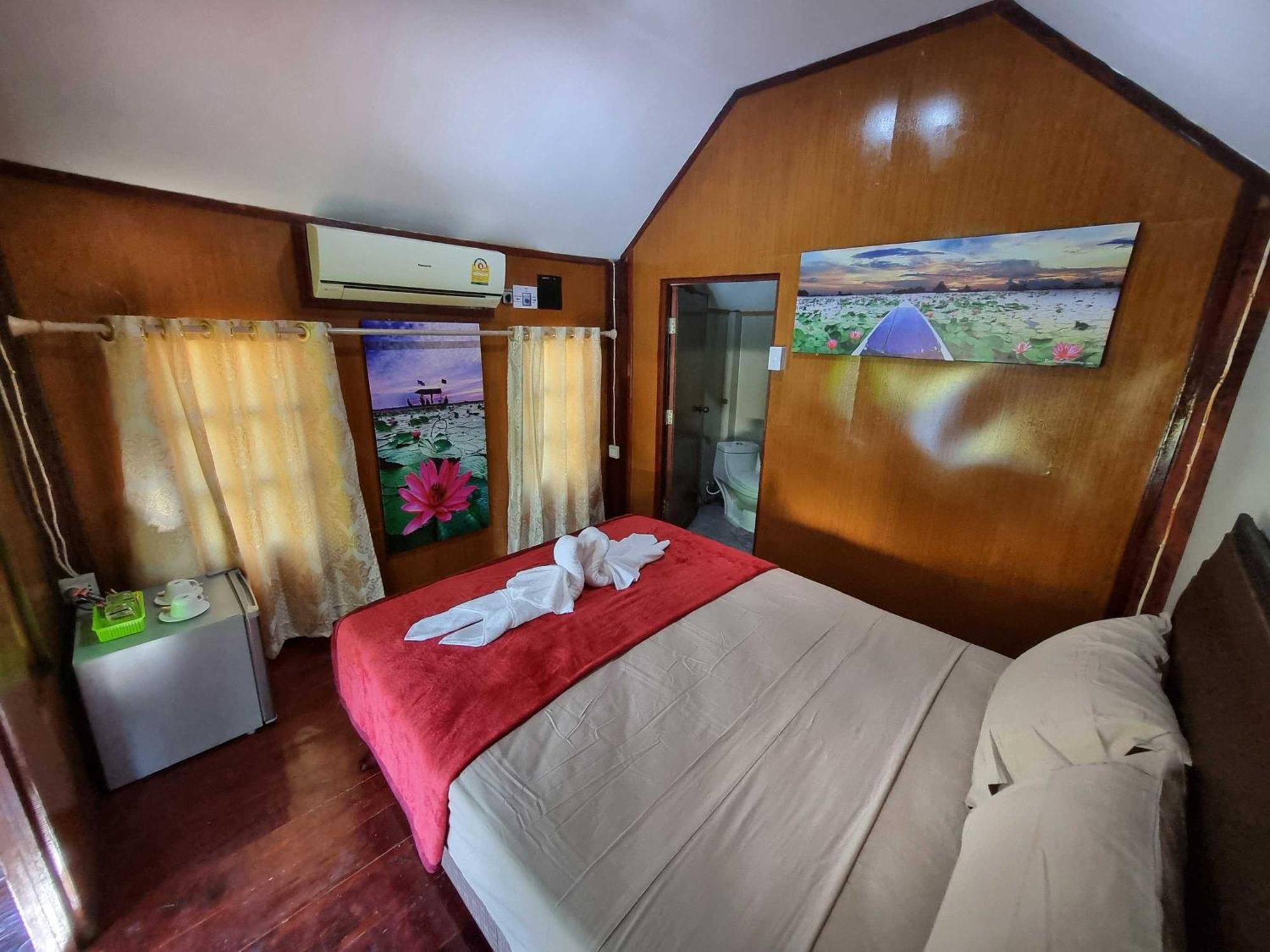 Bua Daeng Homestay Resort Kumphawapi 外观 照片