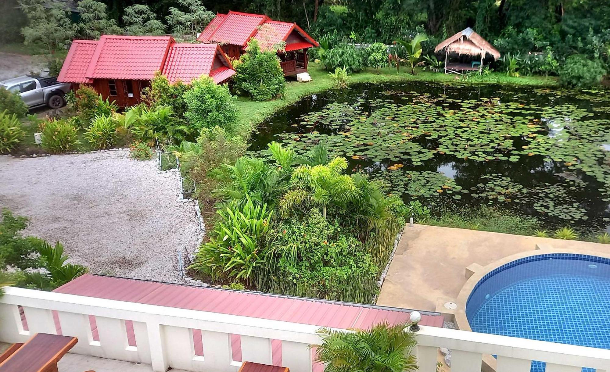 Bua Daeng Homestay Resort Kumphawapi 外观 照片