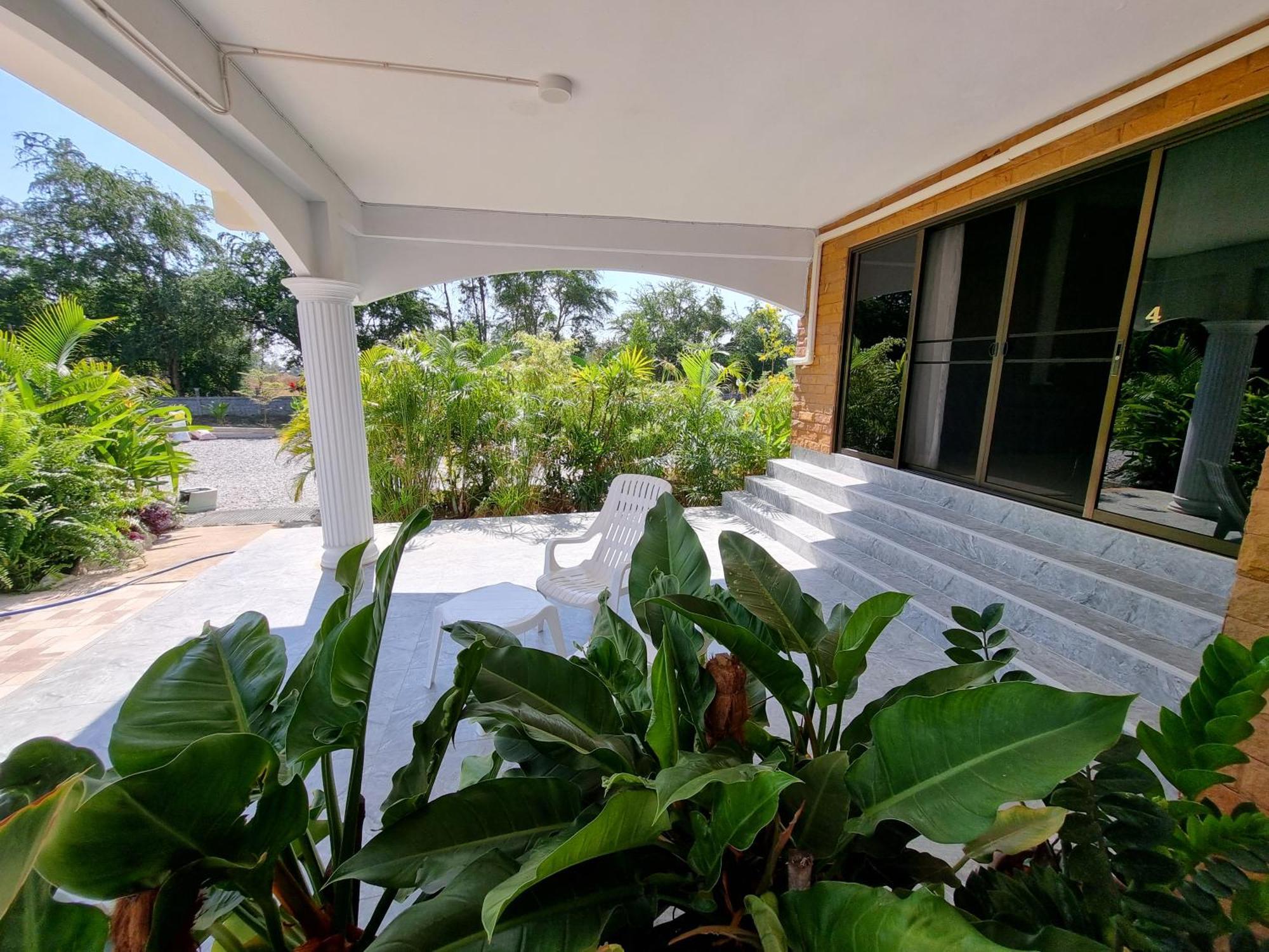 Bua Daeng Homestay Resort Kumphawapi 外观 照片