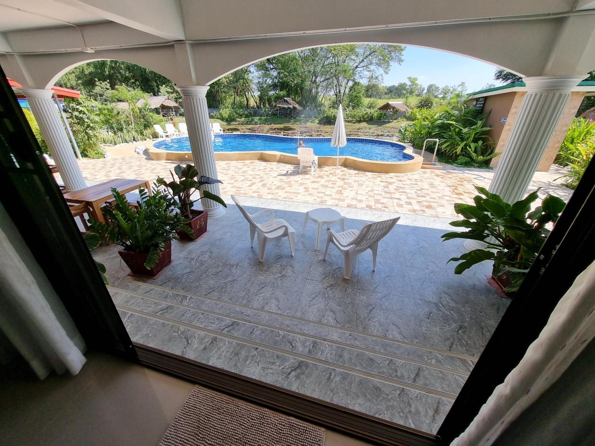 Bua Daeng Homestay Resort Kumphawapi 外观 照片