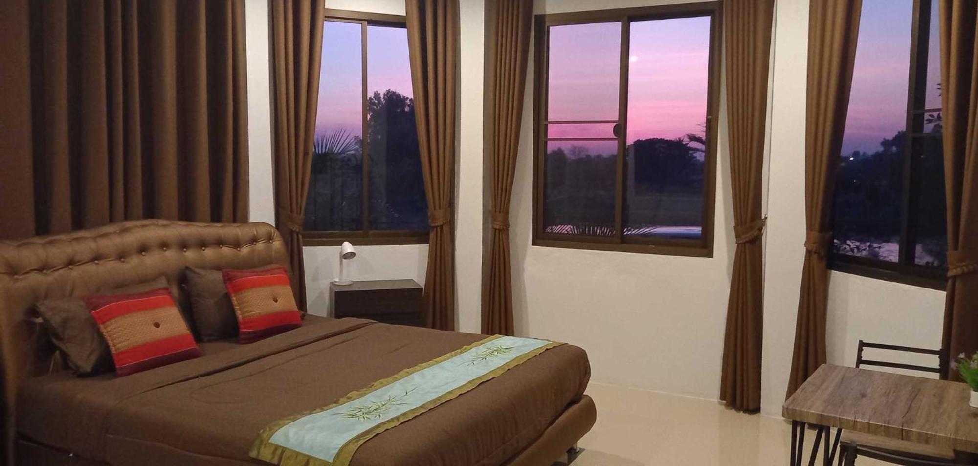 Bua Daeng Homestay Resort Kumphawapi 外观 照片
