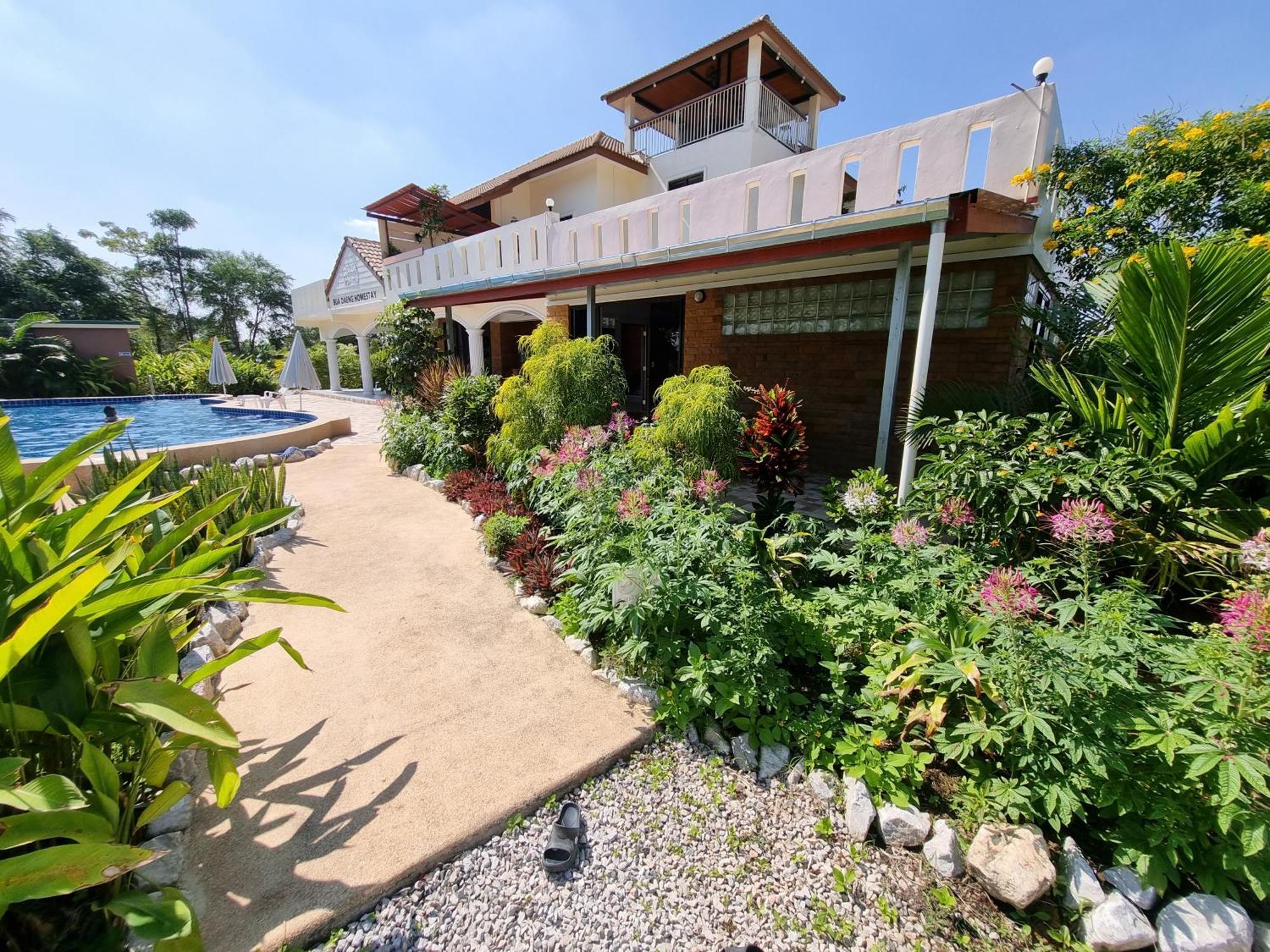 Bua Daeng Homestay Resort Kumphawapi 外观 照片