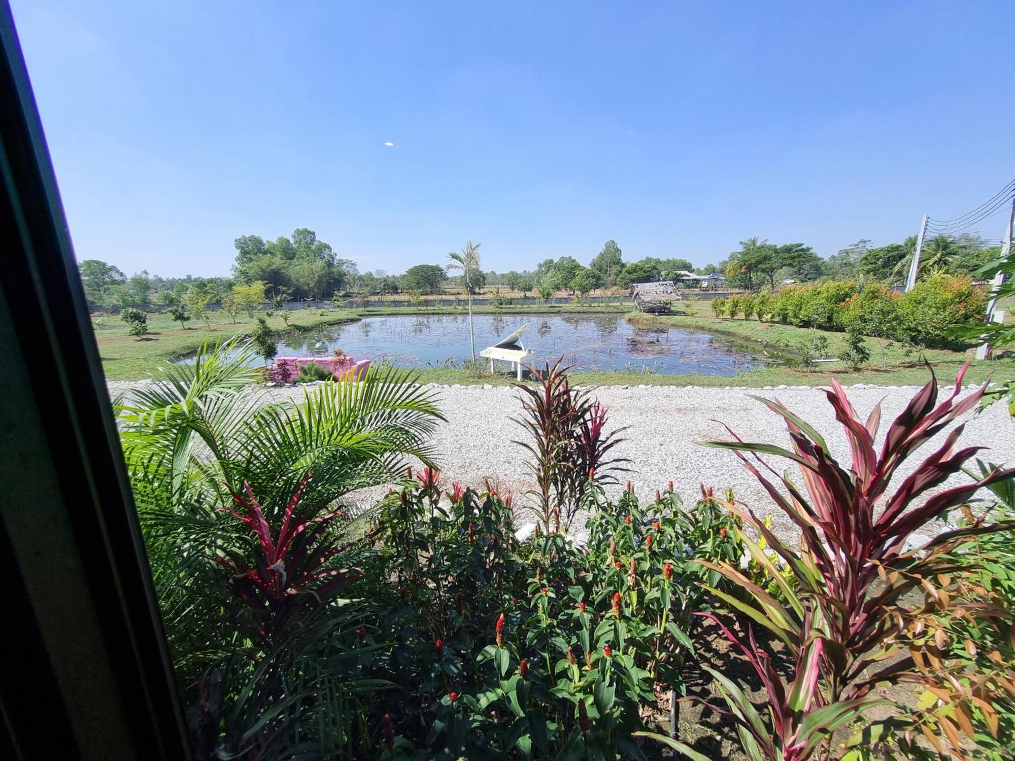 Bua Daeng Homestay Resort Kumphawapi 外观 照片